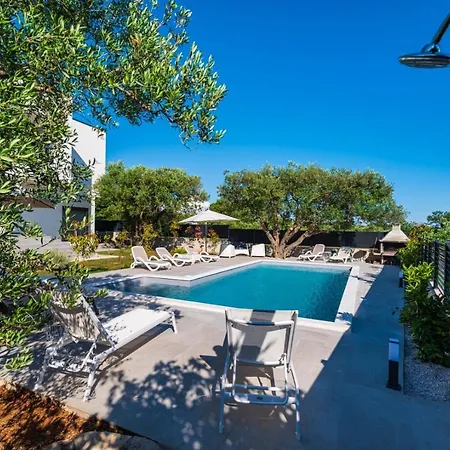 Crowonder Sun Dance Apartments With Heated Swimming Pool Seaview And Garden Sveti Filip i Jakov Exterior foto