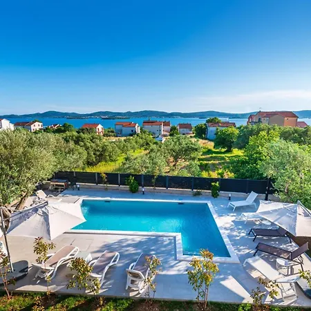 Crowonder Sun Dance Apartments With Heated Swimming Pool Seaview And Garden Sveti Filip i Jakov Exterior foto