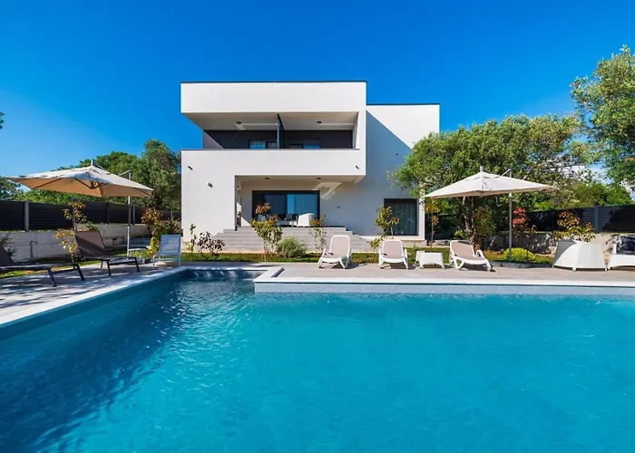 Crowonder Sun Dance Apartments With Heated Swimming Pool Seaview And Garden