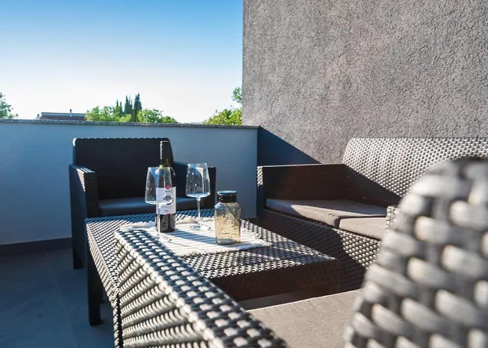 Crowonder Sun Dance Apartments With Heated Swimming Pool Seaview And Garden