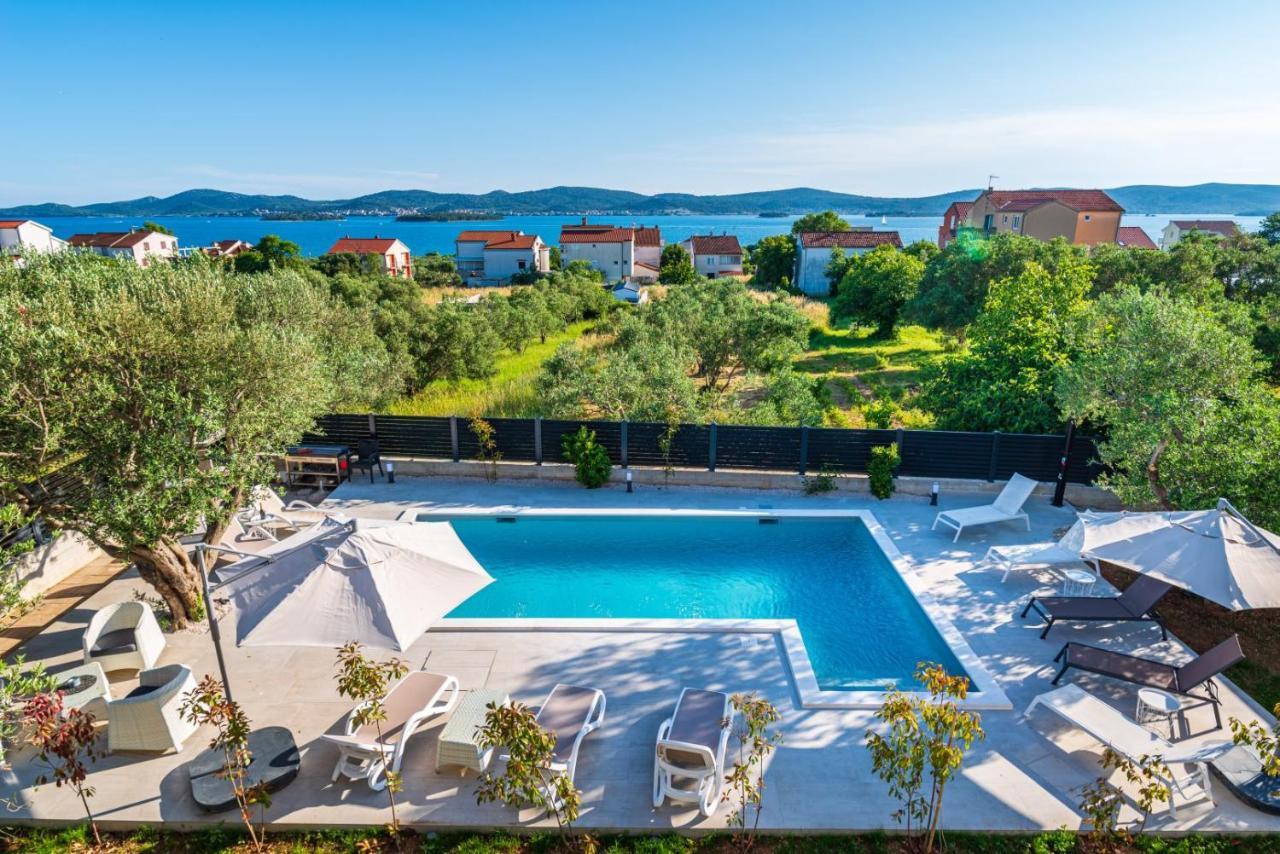 Crowonder Sun Dance With Heated Swimming Pool Seaview And Garden *