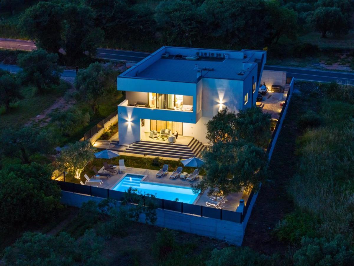 Crowonder Sun Dance With Heated Swimming Pool Seaview And Garden Apartment Sveti Filip i Jakov