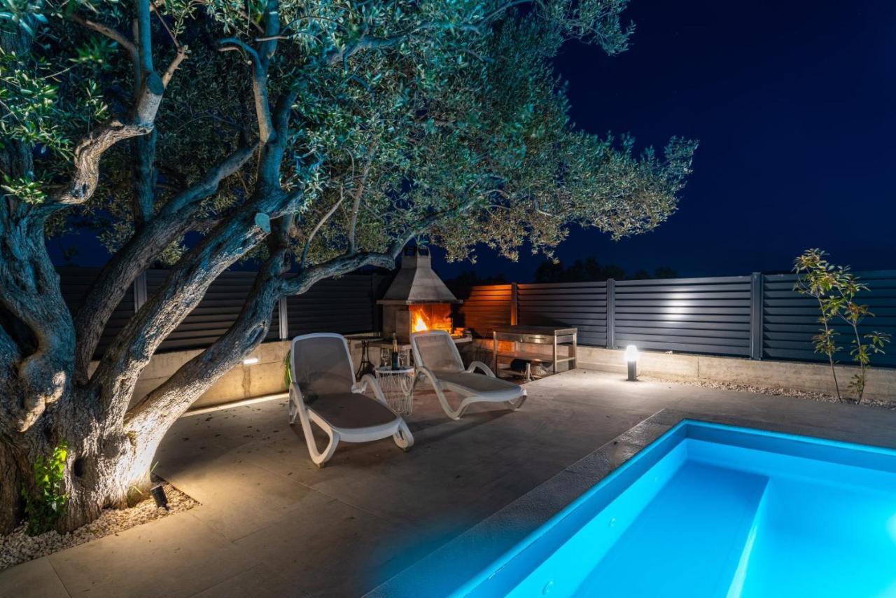 Crowonder Sun Dance With Heated Swimming Pool Seaview And Garden Apartment Sveti Filip i Jakov
