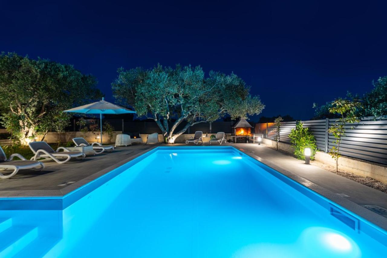 Crowonder Sun Dance With Heated Swimming Pool Seaview And Garden Apartment Sveti Filip i Jakov