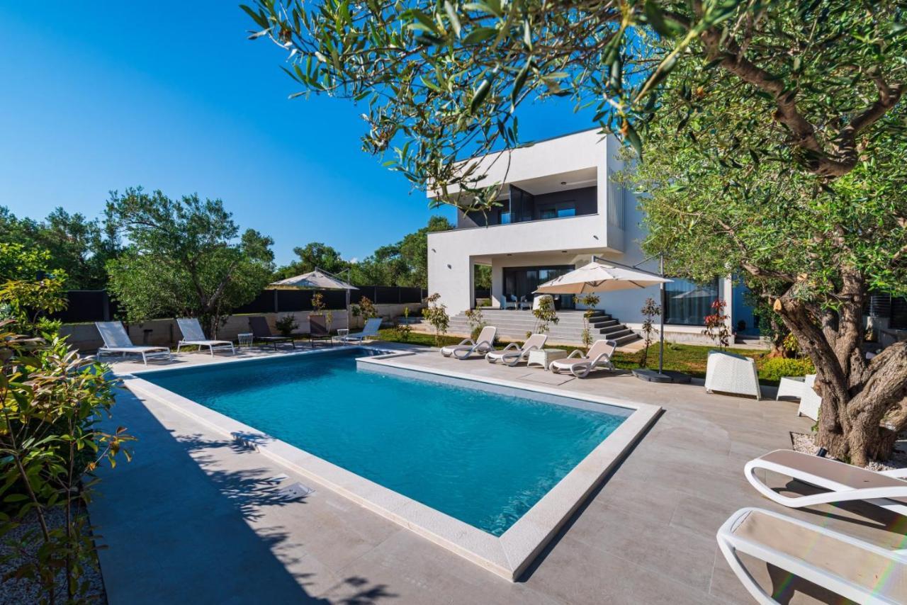 Crowonder Sun Dance With Heated Swimming Pool Seaview And Garden *