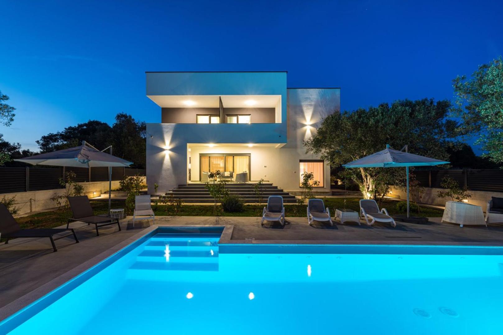 Crowonder Sun Dance With Heated Swimming Pool Seaview And Garden *