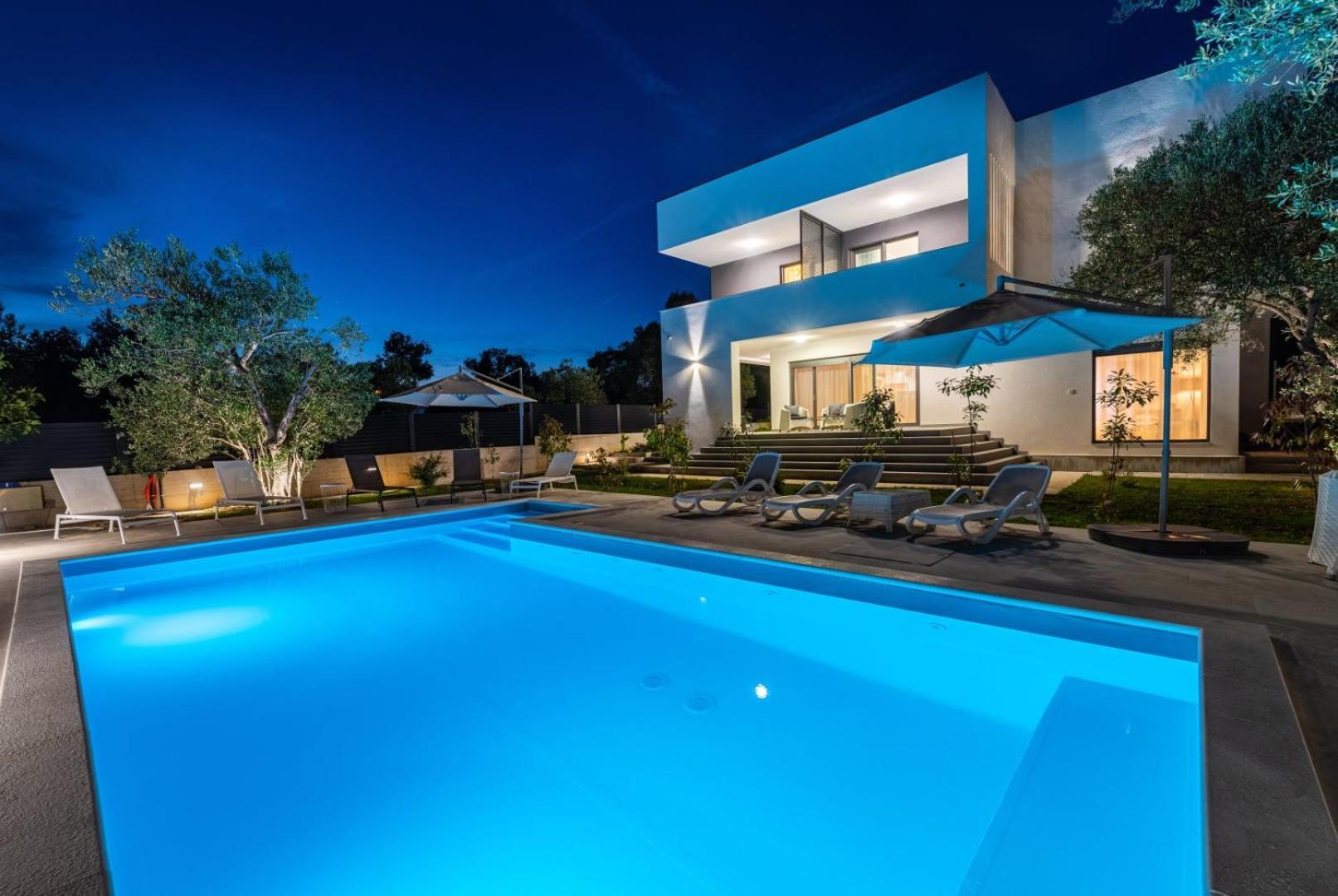 Crowonder Sun Dance With Heated Swimming Pool Seaview And Garden Apartment Sveti Filip i Jakov