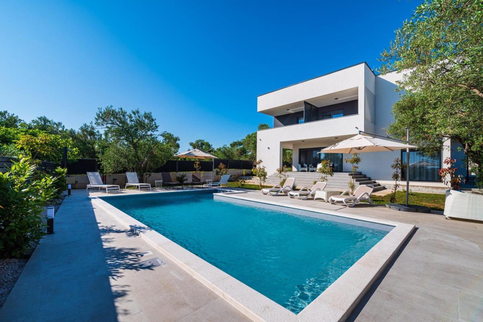 Crowonder Sun Dance With Heated Swimming Pool Seaview And Garden
