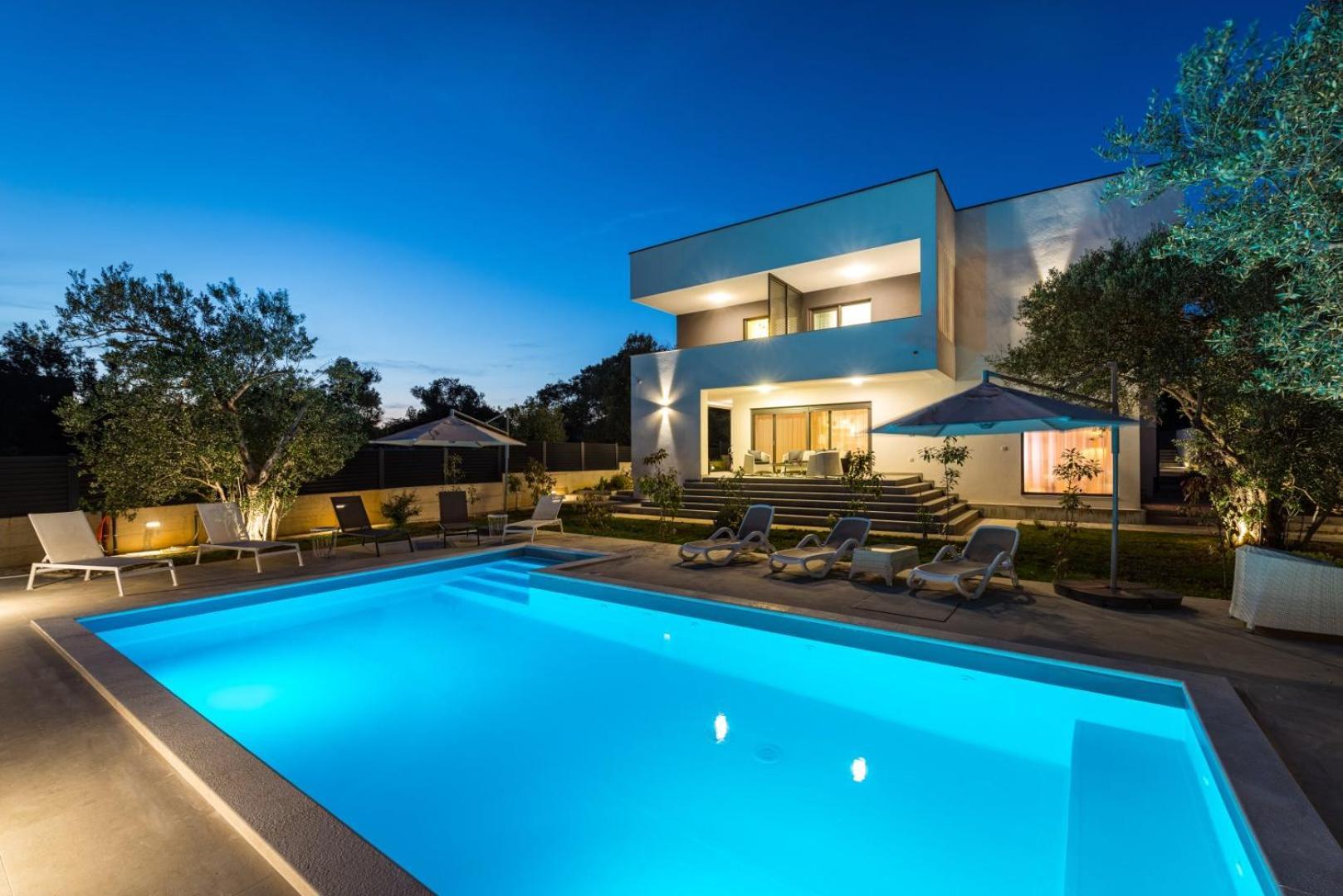 Crowonder Sun Dance With Heated Swimming Pool Seaview And Garden *